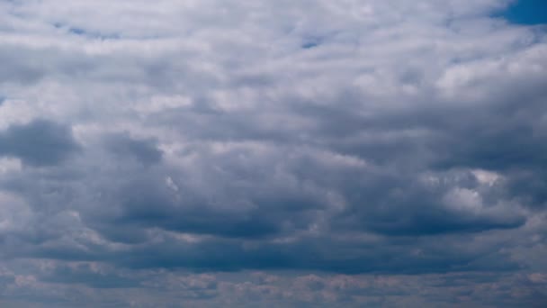 Cumuluswolken bewegen sich am blauen Himmel, Wolkenbild-Zeitraffer — Stockvideo