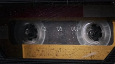 Vintage Yellow Audio Kaset Teybi Eski Bir Teybin Güvertesinde Dönüyor