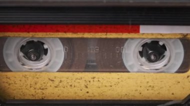 Vintage Yellow Audio Kaset Teybi Eski Bir Teybin Güvertesinde Dönüyor