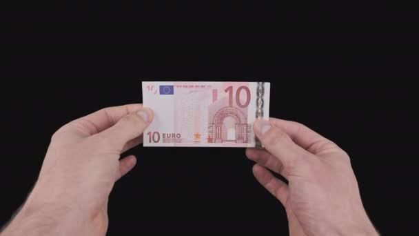 Чоловіки показують банкноту з 10 євро з каналом Альфа — стокове відео