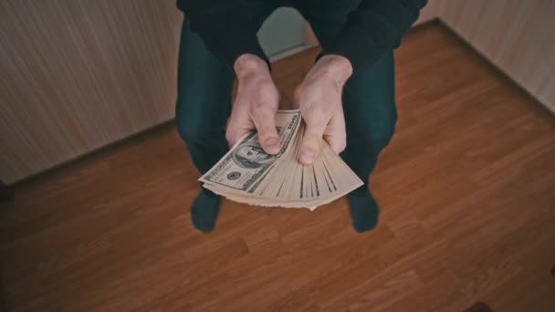 Jongeman Grappig toont een heleboel dollars rekeningen geopend als een ventilator — Stockvideo