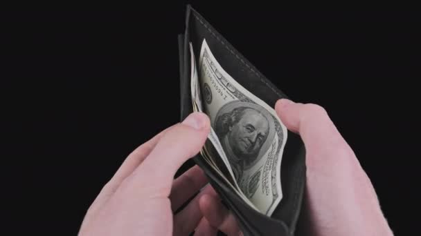 Τα αρσενικά χέρια δείχνουν ένα μαύρο πορτοφόλι με μερικούς λογαριασμούς δολαρίου στο κανάλι Alpha — Αρχείο Βίντεο