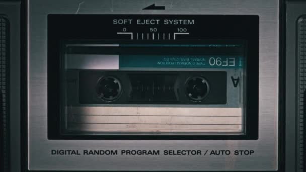 Cassete de áudio gira no convés de um gravador de fita antiga — Vídeo de Stock