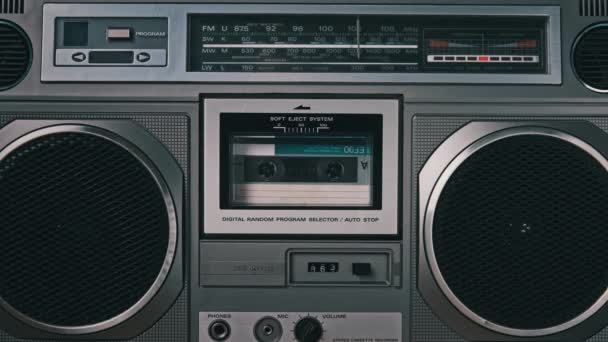 Cinta de casete de audio gira en la cubierta de una vieja grabadora de cinta — Vídeo de stock