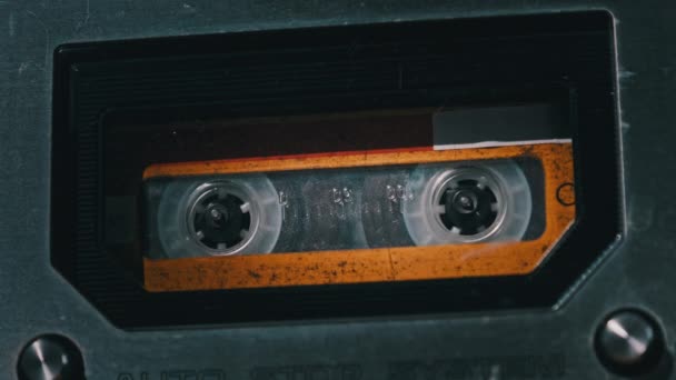 Vintage gul ljudkassett band roterar i däck på en gammal bandspelare — Stockvideo