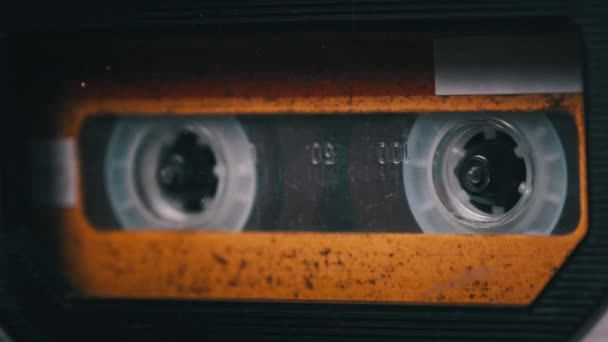 Vintage Yellow Audio Cassette Tape obraca się na pokładzie starego magnetofonu — Wideo stockowe