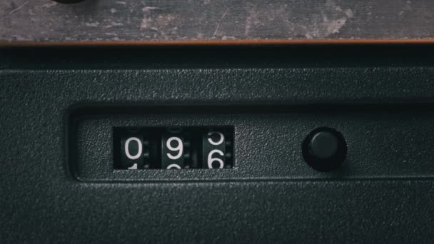 Vecchio contagiri meccanico vintage della cassetta audio nel registratore a nastro — Video Stock