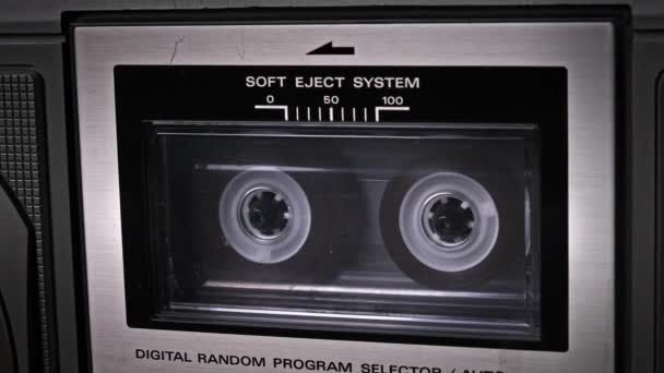 Audiocassette gira em gravador de fita retro — Vídeo de Stock