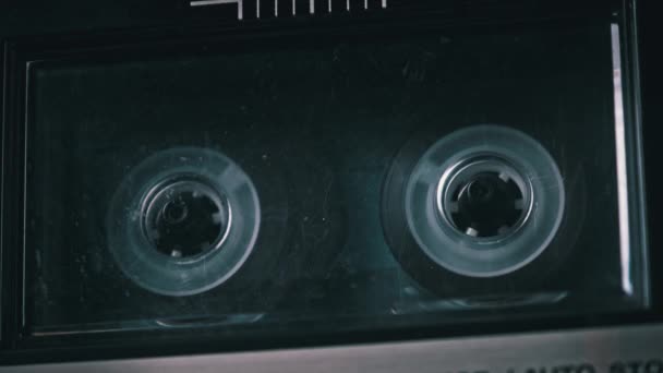 Audiocassette obraca się w zabytkowym magnetofonie — Wideo stockowe