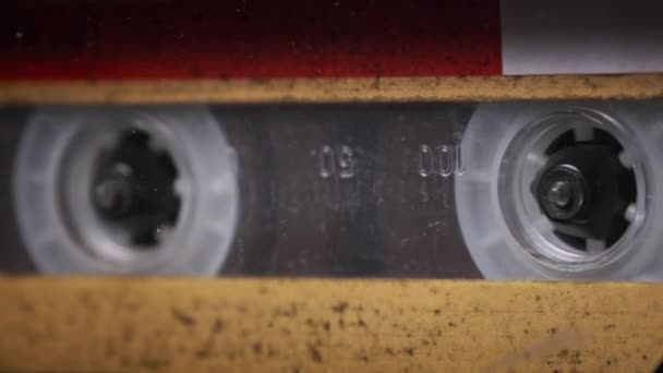 빈티지노란 오디오 카세트 테이프 오래 된 테이프 리코더의 데크에 있는 테이프 로테 츠 — 비디오