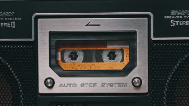 Vintage cassette de audio gira en la antigua grabadora de cinta — Vídeo de stock