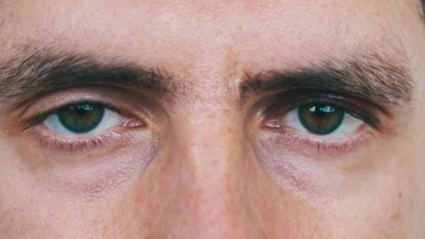 Contusão sobre o olho de um homem, close-up — Vídeo de Stock
