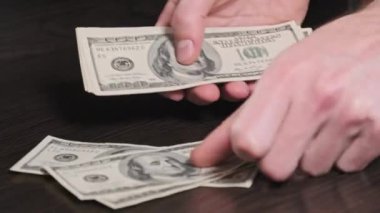 Kara Tahta Masa 'da Eski 100 Dolarlık Banknotlar Sayılıyor