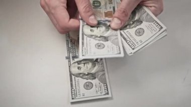 Beyaz Masa 'da Erkek Eller Yaşlı 100 Dolarlık Banknotları Sayıyor