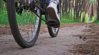 Yaz Gününde Bisikletli Genç Kadın Orman Yolunda Geziniyor, Yavaş Hareket