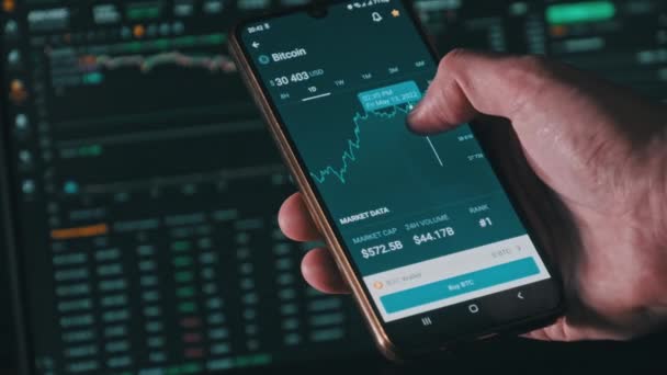 Investitor Verificarea diagramei Bitcoin pe ecranul smartphone-ului — Videoclip de stoc