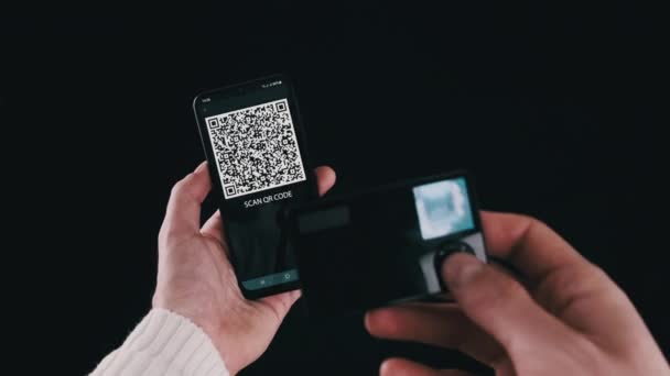 Menggunakan Dompet Crypto Dingin Portabel untuk Memindai Kode QR di Smartphone untuk Transaksi — Stok Video
