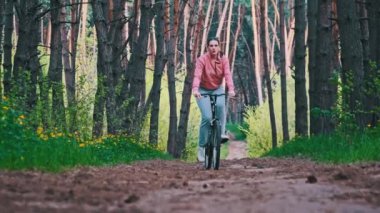 Bisikletli Kadın Yeşil Ağaçlar Arasındaki Orman Yolunda, Yavaş Hareket