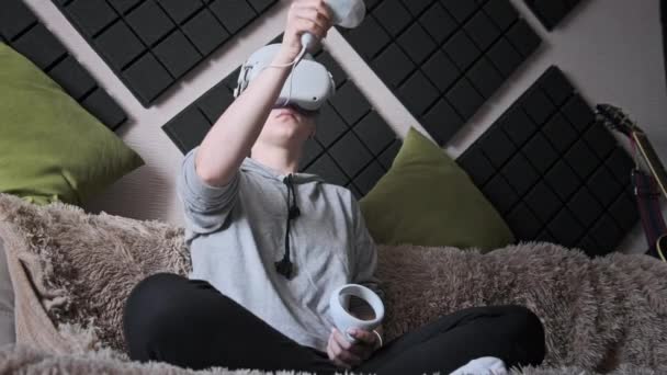 Νεαρή Γυναίκα Παίζει Παιχνίδι Χρησιμοποιώντας Κράνος Εσωτερικού Χώρου Κορίτσι Γυαλιά — Αρχείο Βίντεο