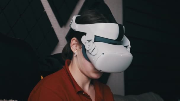 Junge Frau Beim Spielen Mit Helm Drinnen Mädchen Mit Virtual — Stockvideo