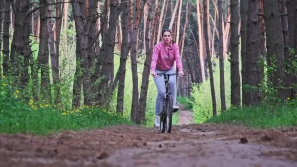 Giovane Donna Bicicletta Lungo Sentiero Forestale Nella Giornata Estiva Rallentatore — Video Stock