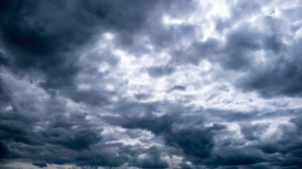 劇的な嵐の雲の時間経過は 空に移動する 暗い積雲は雲の空間で形を変える 景色の空 劇的な雰囲気の背景 時間の経過 天候の変化 — ストック動画