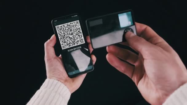 Young Man Uses Portable Cold Crypto Wallet Scan Code Smartphone — Stok video