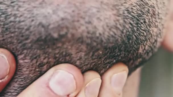Erkek Yumağı Yakın Plan Genç Adam Sakalına Elleriyle Dokunuyor Parmaklarınla — Stok video