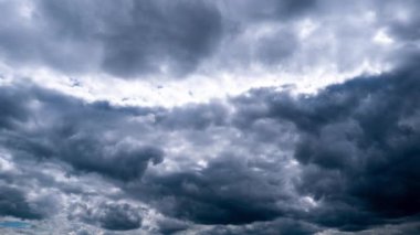 Gökyüzünde hareket eden dramatik fırtına bulutlarının zamanı. Kara kümülüs bulutları bulut uzayında şekillerini değiştirir. Gökyüzü manzaralı. Dramatik atmosfer geçmişi, zaman atlaması. Hava değişikliği. Doğa. 4K