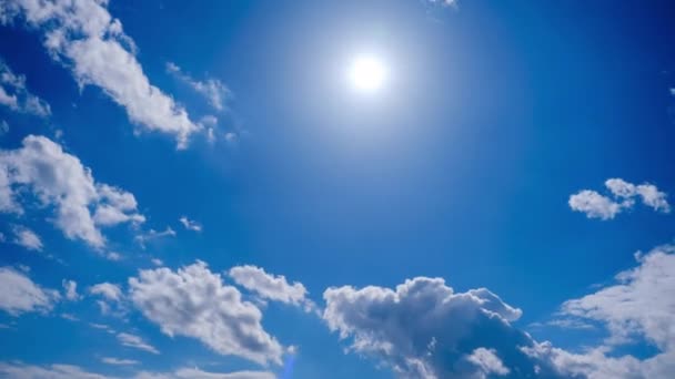 Kümülüs Bulutlarının Mavi Gökyüzünde Güneşin Altında Hareket Etme Zamanı Bulutlar — Stok video