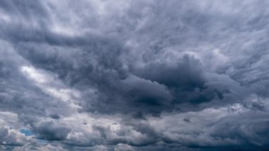 Gökyüzünde hareket eden dramatik fırtına bulutlarının zamanı. Kara kümülüs bulutları bulut uzayında şekillerini değiştirir. Gökyüzü manzaralı. Dramatik atmosfer geçmişi, zaman atlaması. Hava değişikliği. Doğa. 4K