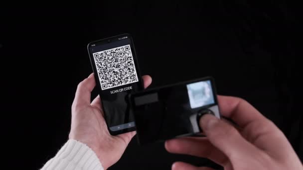Young Man Uses Portable Cold Crypto Wallet Scan Code Smartphone — Vídeo de Stock