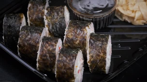 Japanilaiset Sushirullat Muovilaatikossa Pyörivät Lähikuva Takeaway Tuoretta Sushia Inkiväärin Wasabin — kuvapankkivideo