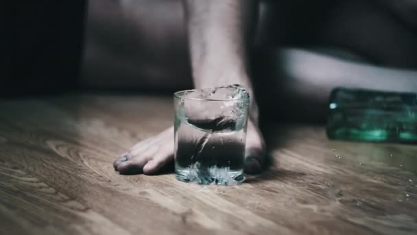 Alcolizzato Cade Terra Con Bicchiere Vodka Versato Sul Pavimento Overdose — Video Stock