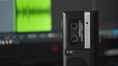 Mini Cassette 'deki Portatif Teyp Kayıtları Ses veya Röportajlar. Ses kayıt spektrumlu dizüstü bilgisayara karşı kayıtlar. El yapımı ses kayıt cihazının ses kaydı. Retro oynatıcı, telefon çağrısı.