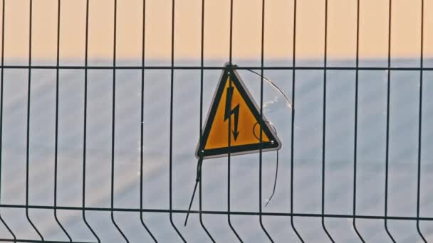 발전소의 철조망에 삼각형 전압높은 발전소의 충격의 위험성 있다는 — 비디오