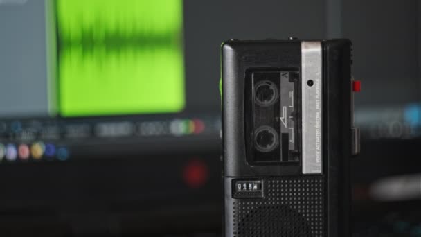 Registratore Nastri Portatili Suono Interviste Mini Cassette Record Contro Laptop — Video Stock