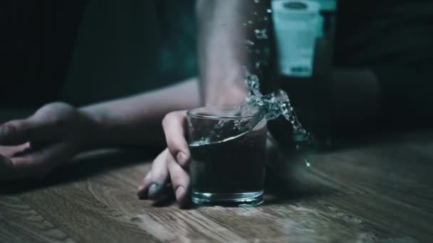Hombre Borracho Cae Suelo Con Vaso Lleno Vodka Sobredosis Alcohol — Vídeo de stock