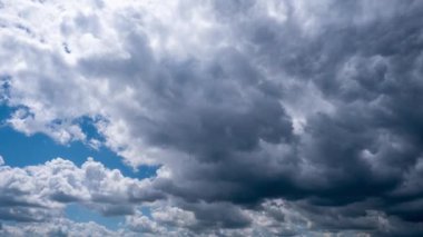 Gökyüzünde hareket eden dramatik fırtına bulutlarının zamanı. Kara kümülüs bulutları bulut uzayında şekillerini değiştirir. Gökyüzü manzaralı. Dramatik atmosfer geçmişi, zaman atlaması. Hava değişikliği. Doğa. 4K