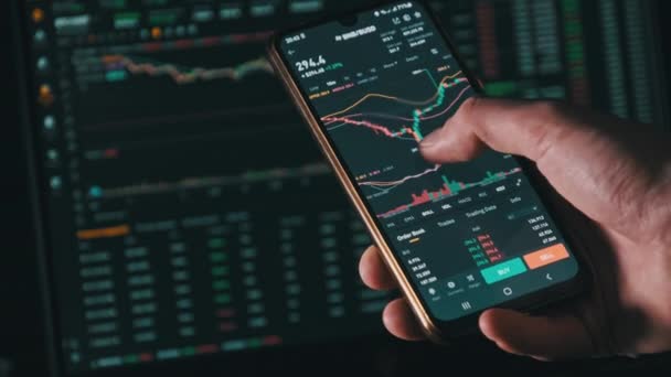 Anleger Prüfen Den Kurs Der Kryptowährung Auf Dem Smartphone Bildschirm — Stockvideo