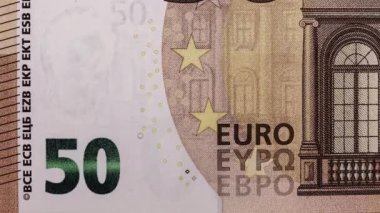 Avrupa kağıt parasının farklı değerlerdeki parçaları, duraksama hareketinde birbirlerini değiştirirler. Euro banknotlarının animasyonu değişiyor, çevrilebilir, yakın plan. Nakit para efekti, Fiat. Finans, yatırım