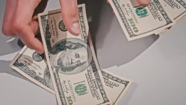 Oude Bankbiljetten Van Honderd Dollar Tellen Een Witte Tafel Mannelijke — Stockvideo