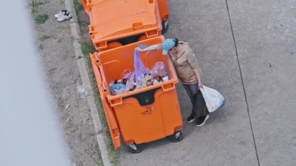 Žena Bez Domova Hrabe Popelnici Ulici Pohled Tuláka Jak Hrabe — Stock video