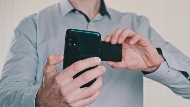 Joven Con Teléfono Inteligente Escanear Código Billetera Cifrado Frío Hace — Vídeos de Stock