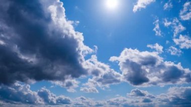 Katmanlı bulutların zaman akışı parlak güneşin altında mavi gökyüzünde ilerler. Cirrus bulutları şekil değiştirir ve bulut uzayında çözünür. Görkemli pofuduk gökyüzü. Bulutlu zaman çizelgesi. Hava değişimi. İnanılmaz doğa 4K