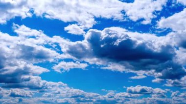 Kümülüs bulutlarının mavi gökyüzünde hareket etme zamanı. Fırtınalı bulutlar bulut uzayında şekillerini değiştirirler. Harika bir gökyüzü. Dramatik atmosfer geçmişi, zaman atlaması. Uzayı kopyala Hava değişikliği. Doğa. 4K