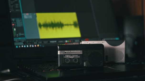 Gravar Áudio Gravador Fita Portátil Contra Laptop Com Espectro Gravação — Vídeo de Stock