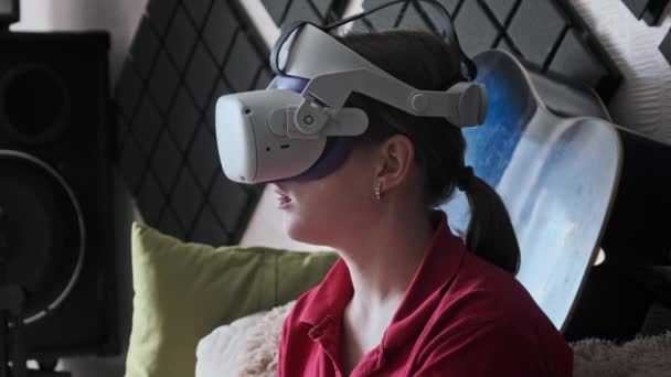 Mujer Joven Casco Realidad Virtual Sentada Sofá Comunicándose Mundo Virtual — Vídeos de Stock
