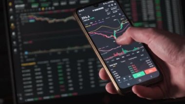 Şifreli akıllı telefon ticareti. İşadamı dijital borsa cep telefonu ekranında kripto fiyat tablosunu kontrol ediyor. Kripto para ticareti. Çevrimiçi piyasa ticareti, fiyat değişimi grafiği, analitik