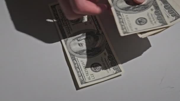 Oude Bankbiljetten Van Honderd Dollar Tellen Een Zwarte Houten Tafel — Stockvideo